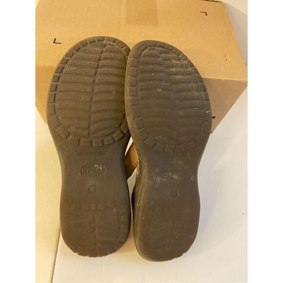 Crocs flip flops size 9 used less tread - Picture 3 of 3